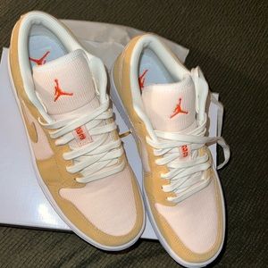 Women’s Jordan 1 lows SE